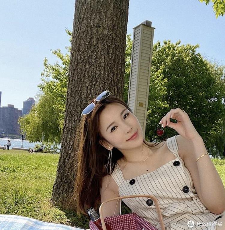 多次出现在湖人替补席位号称最美女詹蜜的金兜兜看球穿什么