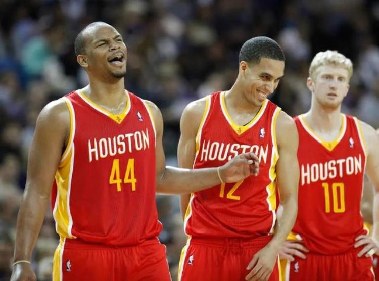 罚球怪异的传奇生涯从落选秀到被人熟知NBA最矮的首发中锋