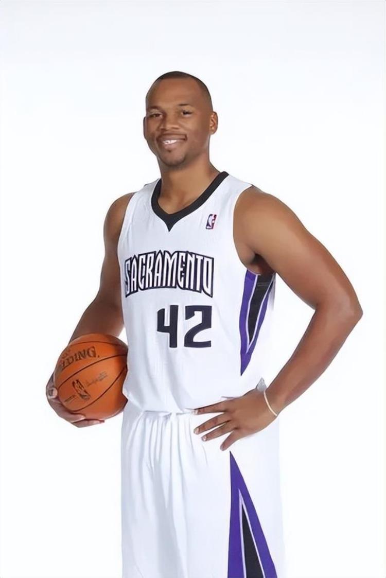 罚球怪异的传奇生涯从落选秀到被人熟知NBA最矮的首发中锋
