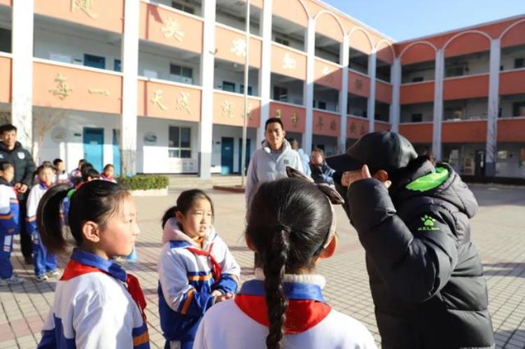 世界足球小姐回家峰峰这个学校沸腾了