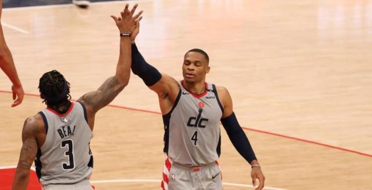 罚篮时,球接触篮筐后罚篮队员才能越过罚球线抢篮板球「NBA球员罚球时第一罚也不用抢篮板为何还要在两边站球员」
