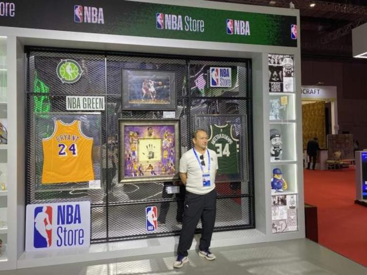 NBA展台藏品价值不菲詹姆斯一双战靴要近25万元|进博进行时