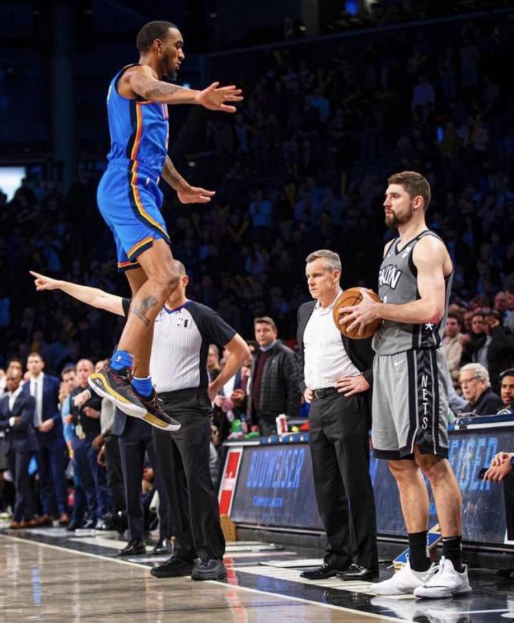 NBA现役最能跳的男人空中360度大劈扣跳起来空接头撞篮板