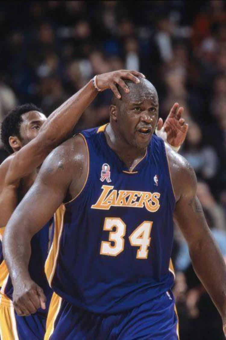 被邓肯摸秃顶的球员「NBA摸头狂人邓肯摸秃马努排第一联盟没有加内特不敢摸的头」