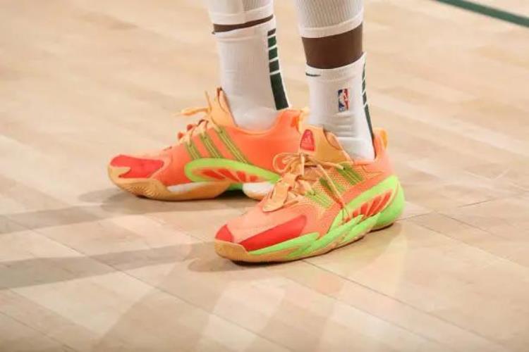詹姆斯穿aj1「NBA球员上脚哈登穿1号球衣阿姆的AJ3很帅气」
