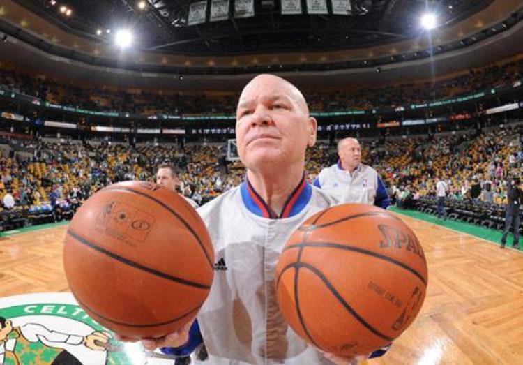 NBA球员的装备有多贵篮球比iphone6还贵鞋垫比球鞋贵上万