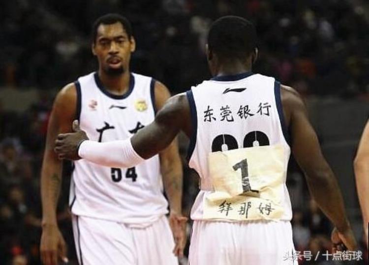 王治郅告诉你NBA到底有多专业全球就NBA用这样的材质制作篮球