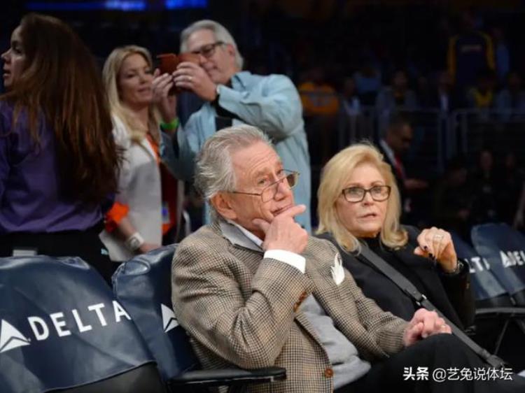 湖人女老板珍妮巴斯「从NBA名媛到最强女老板珍妮巴斯的故事远比你想象的精彩」
