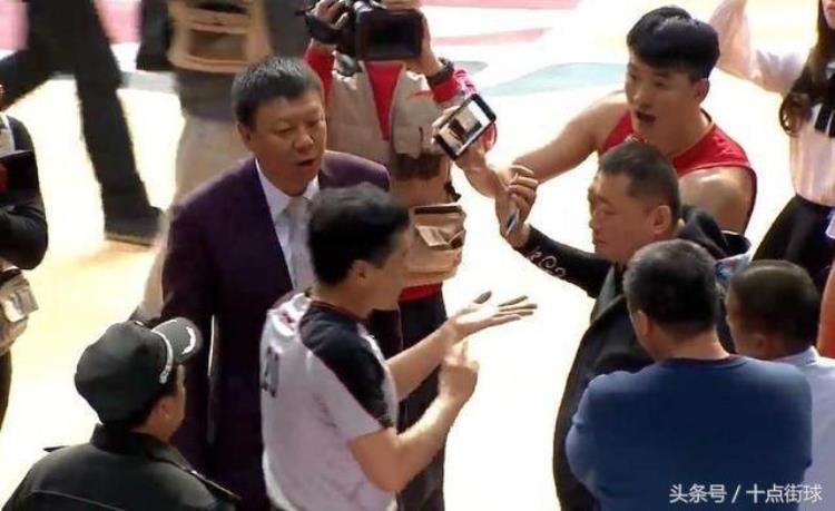 王治郅告诉你NBA到底有多专业全球就NBA用这样的材质制作篮球