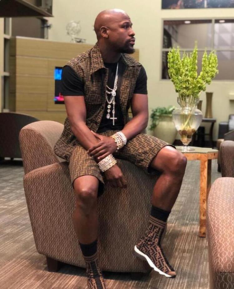 nba球星金链子「看NBA戴396万金链子私下过着国王般的生活有钱到流泪」