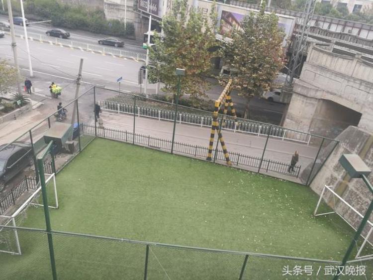 武昌闹市街边有座微型足球场