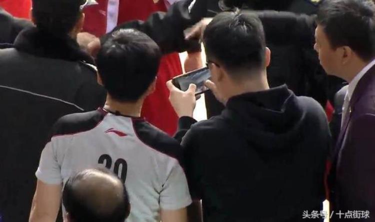 王治郅告诉你NBA到底有多专业全球就NBA用这样的材质制作篮球