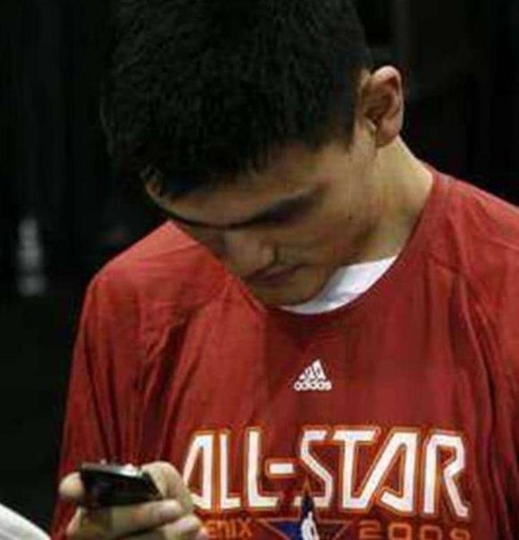 奥尼尔的手到底有多大「NBA球星手掌有多大奥尼尔吃鸡腿像剔牙姚明玩手机像看表」