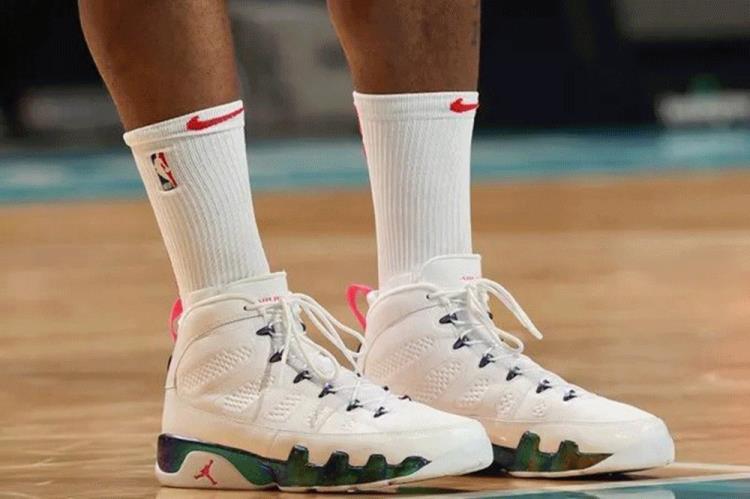 aj4阿姆1.5亿「市价20W的阿姆AJ4惊现NBA赛场网友不愧是他」