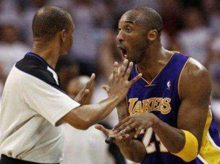 把邓肯罚出场的裁判「为何NBA球员不敢殴打裁判当初邓肯笑了一下直接被驱逐出场」