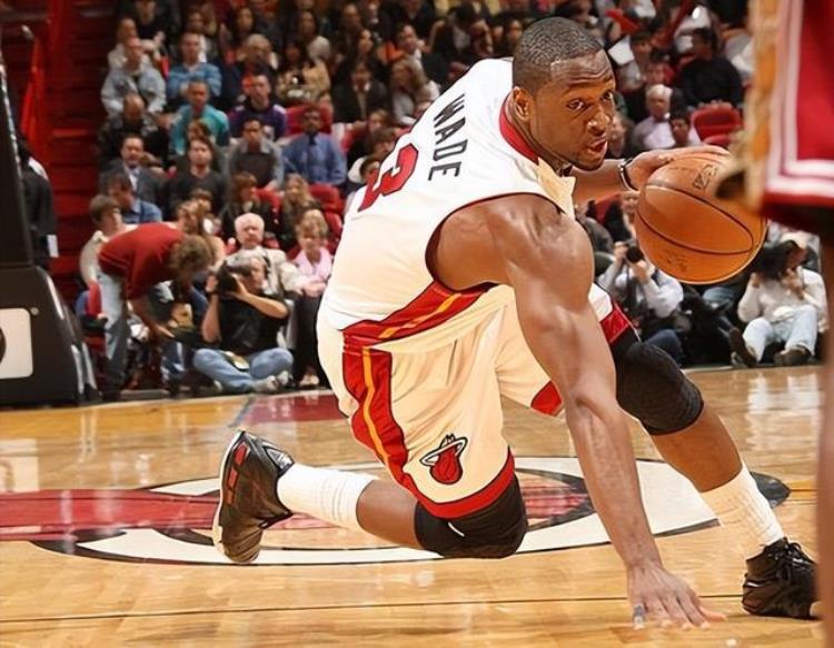 NBA韦德谈中国酒文化中国人敬酒感情深一口闷我每次都喝断片