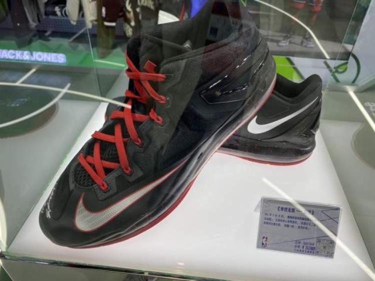 詹姆斯球鞋收藏价值「NBA展台藏品价值不菲詹姆斯一双战靴要近25万元|进博进行时」