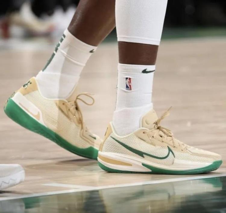 詹姆斯穿aj1「NBA球员上脚哈登穿1号球衣阿姆的AJ3很帅气」