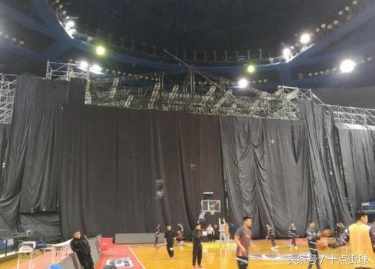 王治郅告诉你NBA到底有多专业全球就NBA用这样的材质制作篮球
