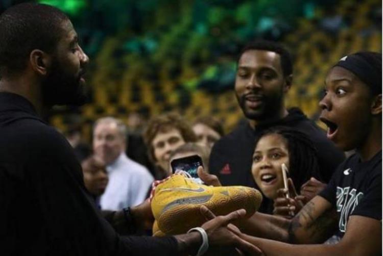 nba球员为什么送鞋不送鞋垫「涨知识NBA球星送球鞋不送鞋垫的原因竟然是鞋垫」