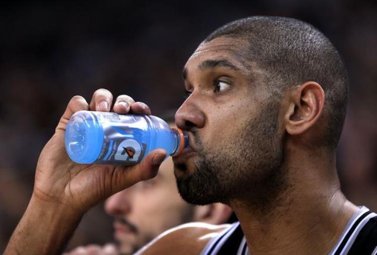 nba球员喝的水「NBA巨人如何喝水姚明把矿泉水喝成口服液杜兰特隔着毛巾喝」
