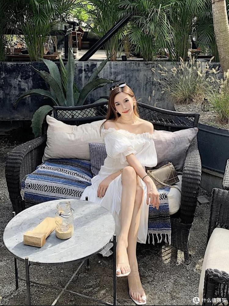多次出现在湖人替补席位号称最美女詹蜜的金兜兜看球穿什么