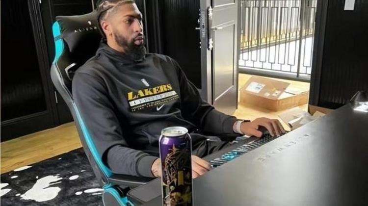 其实nba球员跟我们一样喜欢打游戏英文「其实NBA球员跟我们一样喜欢打游戏」