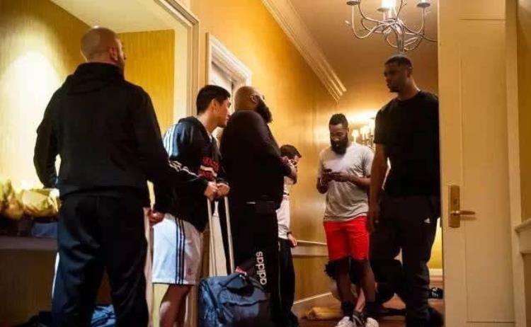nba打客场住什么酒店「身材高大的NBA球员他们打客场比赛的时候是怎样住酒店的」