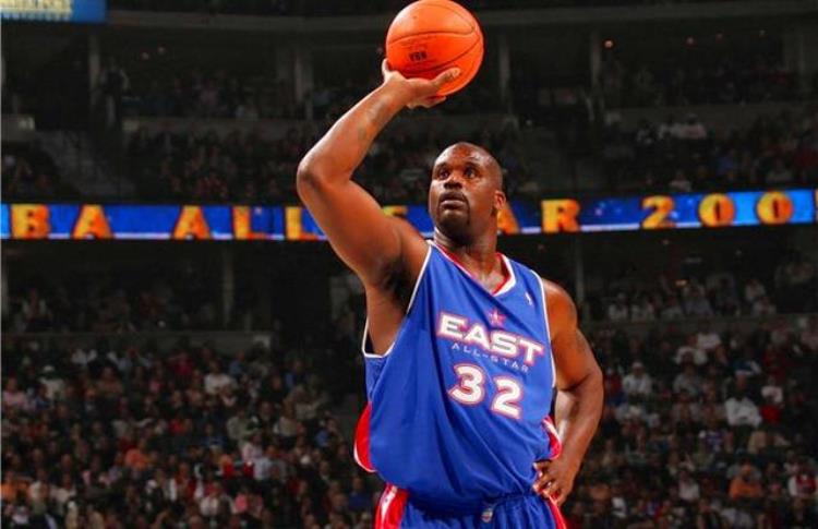 罚篮时,球接触篮筐后罚篮队员才能越过罚球线抢篮板球「NBA球员罚球时第一罚也不用抢篮板为何还要在两边站球员」