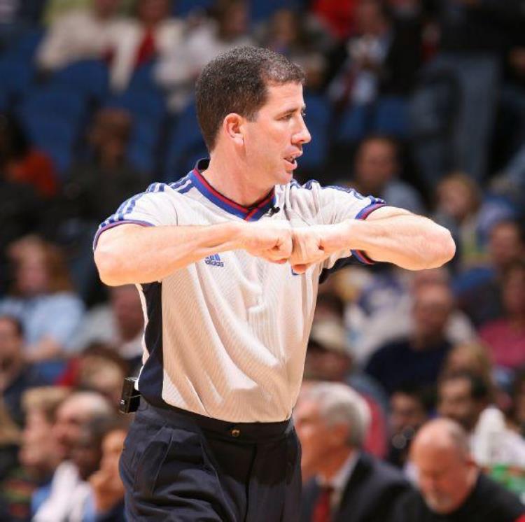 操控NBA比赛门道多联络用暗语下注要作假吹哨不留情