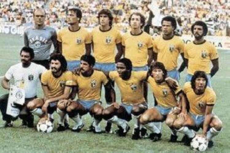巴西足球舞蹈「被意大利踩在脚下的地表最强巴西队足球场上的华丽桑巴舞」
