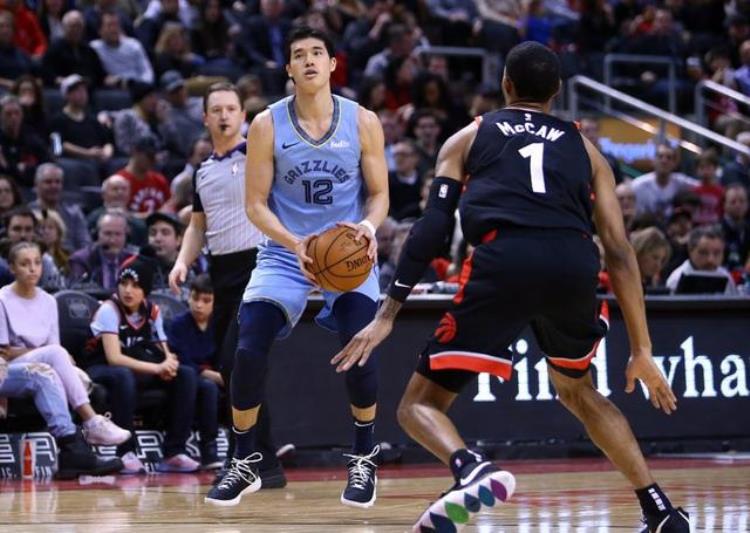 nba梦想「3年才赚21万他生活在NBA最底层却托起整个国家的篮球梦」