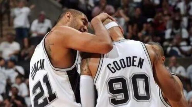 被邓肯摸秃顶的球员「NBA摸头狂人邓肯摸秃马努排第一联盟没有加内特不敢摸的头」