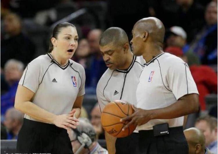 罚篮时,球接触篮筐后罚篮队员才能越过罚球线抢篮板球「NBA球员罚球时第一罚也不用抢篮板为何还要在两边站球员」