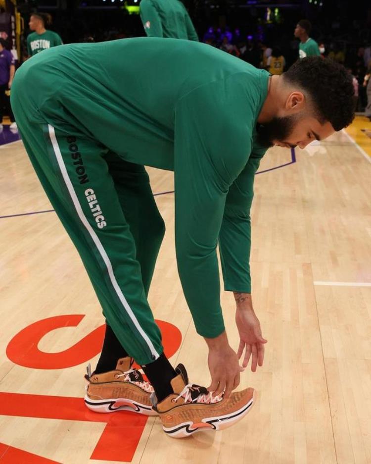 aj4阿姆1.5亿「市价20W的阿姆AJ4惊现NBA赛场网友不愧是他」