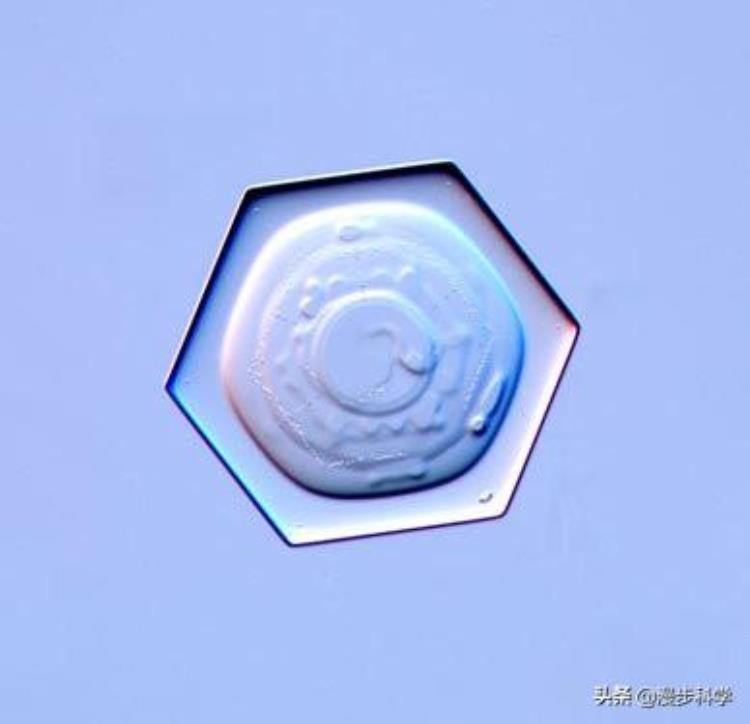 为什么雪花是六角形「一片雪花惊艳冬奥会开幕式为啥雪花是六角形存在其他形状吗」
