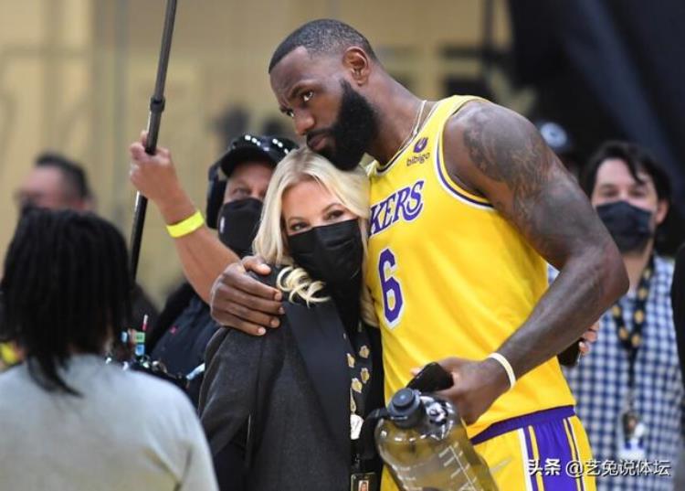 湖人女老板珍妮巴斯「从NBA名媛到最强女老板珍妮巴斯的故事远比你想象的精彩」