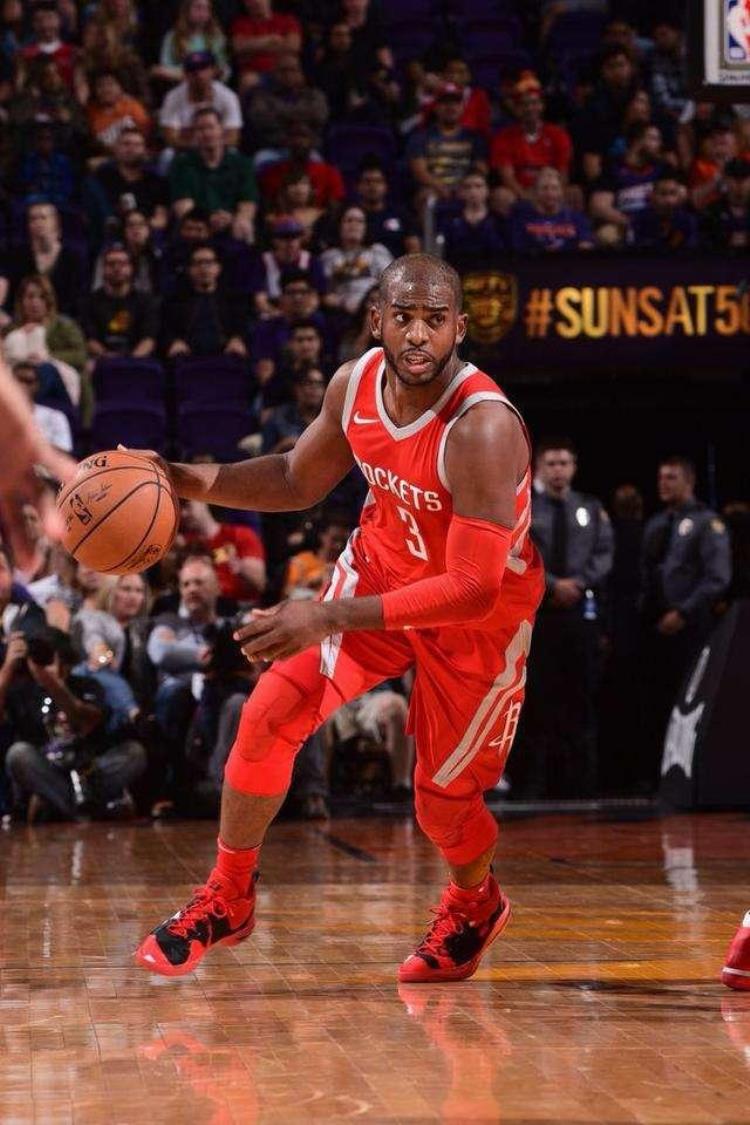 NBA小细节蕴含大智慧扶队友起来学问多击掌也包含科学道理
