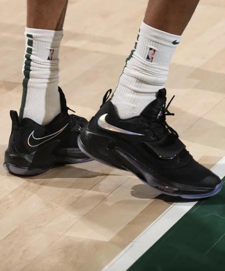 詹姆斯穿aj1「NBA球员上脚哈登穿1号球衣阿姆的AJ3很帅气」