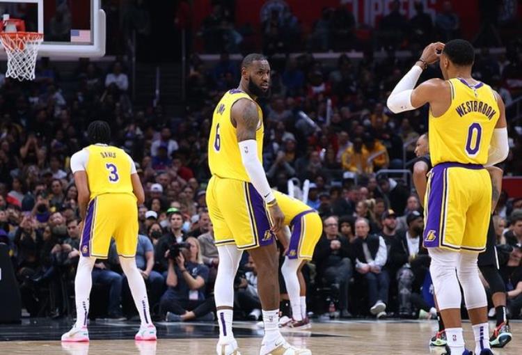 湖人大胜火箭重返西部第一「NBA格局巨变大黑马登顶西部第一勇士争附加赛湖人烂到家了」