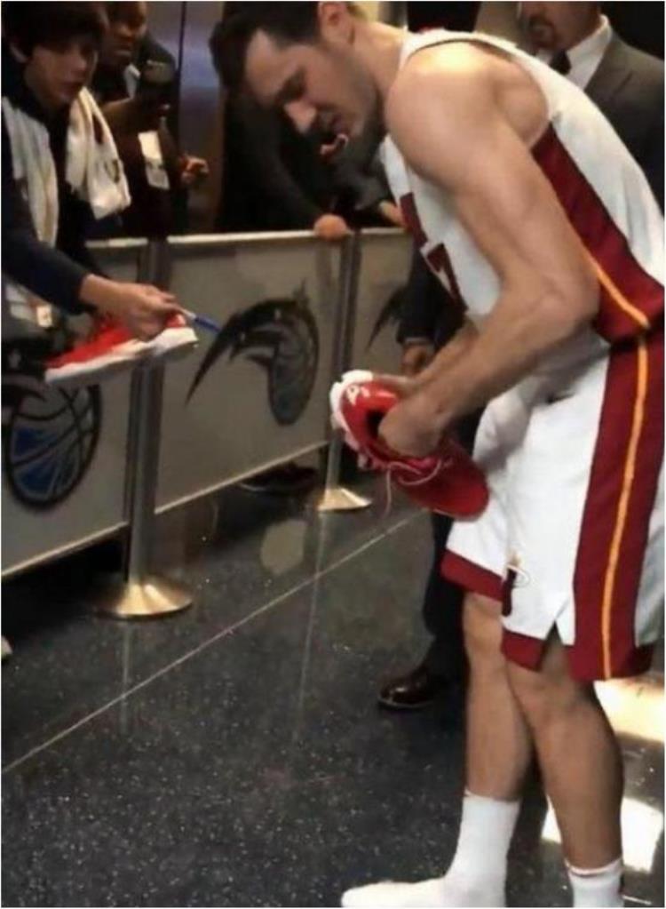 nba球员为什么送鞋不送鞋垫「涨知识NBA球星送球鞋不送鞋垫的原因竟然是鞋垫」