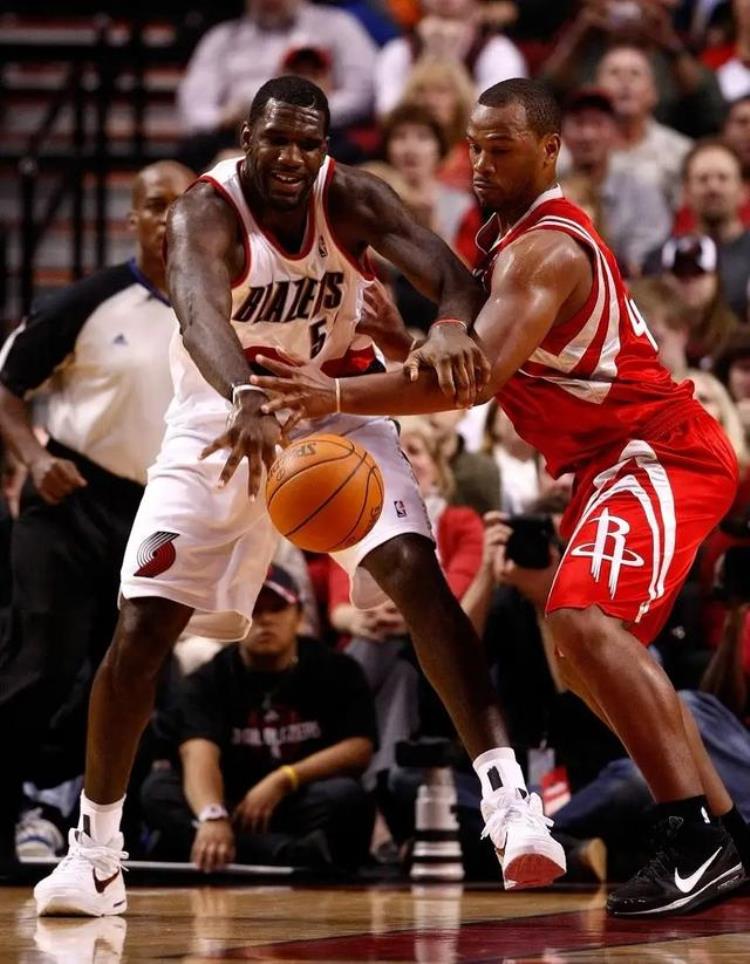 罚球怪异的传奇生涯从落选秀到被人熟知NBA最矮的首发中锋