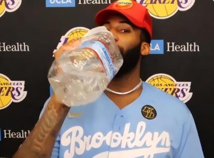 nba球员喝的水「NBA巨人如何喝水姚明把矿泉水喝成口服液杜兰特隔着毛巾喝」