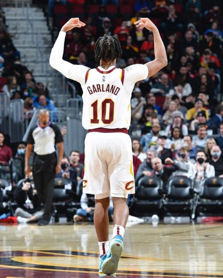 aj4阿姆1.5亿「市价20W的阿姆AJ4惊现NBA赛场网友不愧是他」