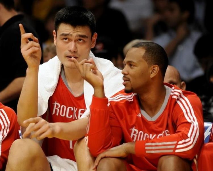 罚球怪异的传奇生涯从落选秀到被人熟知NBA最矮的首发中锋