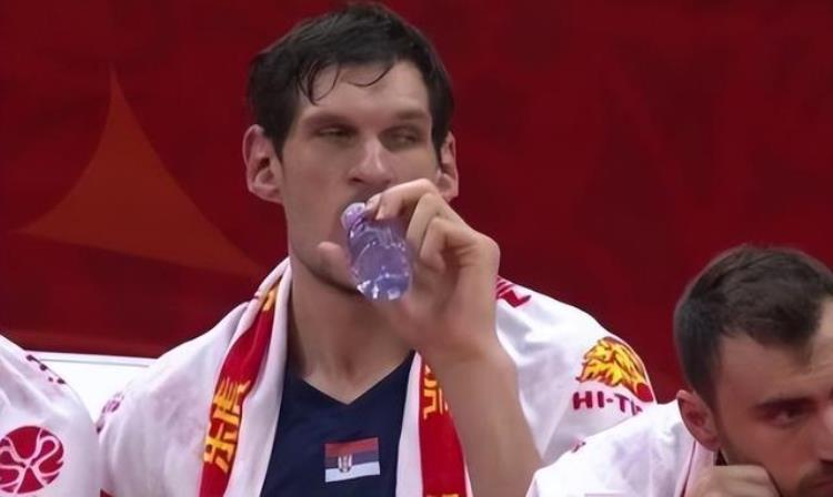 nba球员喝的水「NBA巨人如何喝水姚明把矿泉水喝成口服液杜兰特隔着毛巾喝」