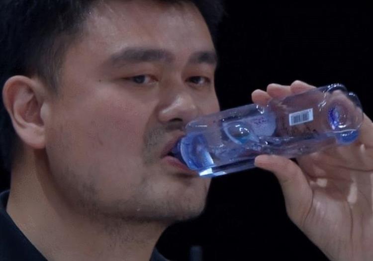nba球员喝的水「NBA巨人如何喝水姚明把矿泉水喝成口服液杜兰特隔着毛巾喝」