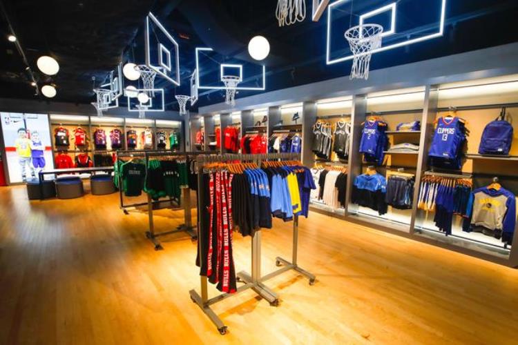全球最大nba旗舰店在广州揭幕了吗「全球最大NBA旗舰店在广州揭幕」