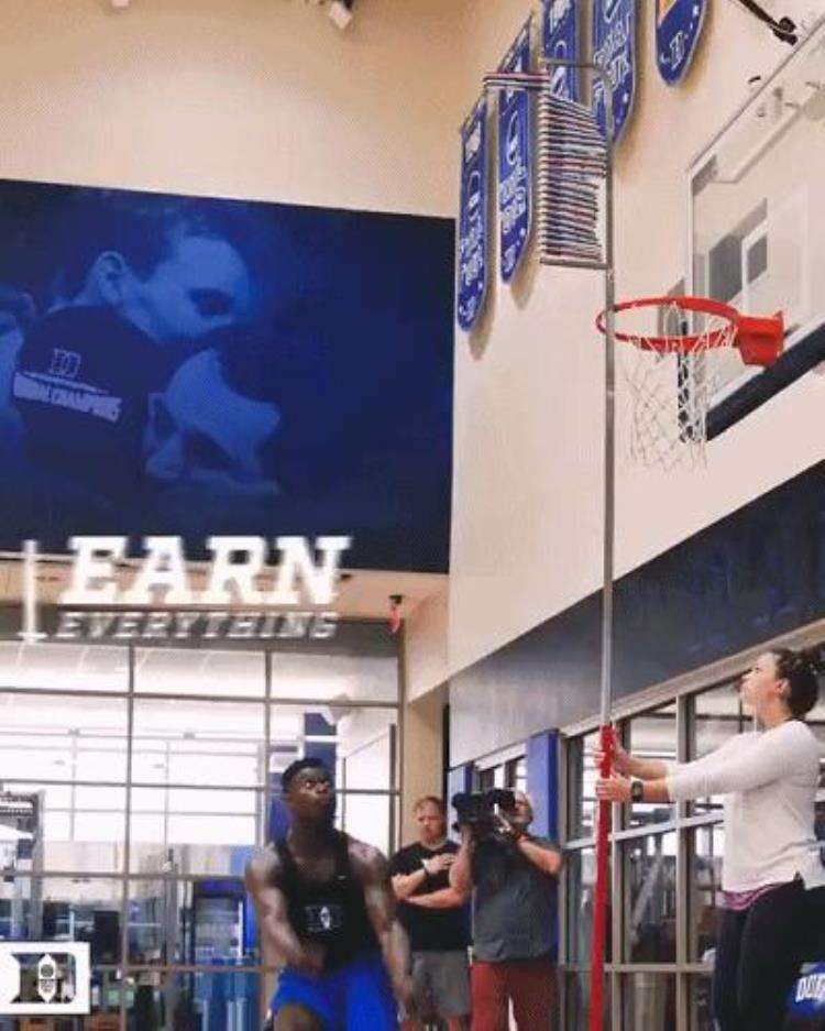 nba有没有人能摸到篮板上沿「NBA有多少人能摸3米95篮板上沿真有2人亲口承认摸到」