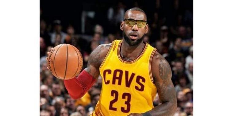 在最早期的NBA,就有球员戴着眼镜打球
